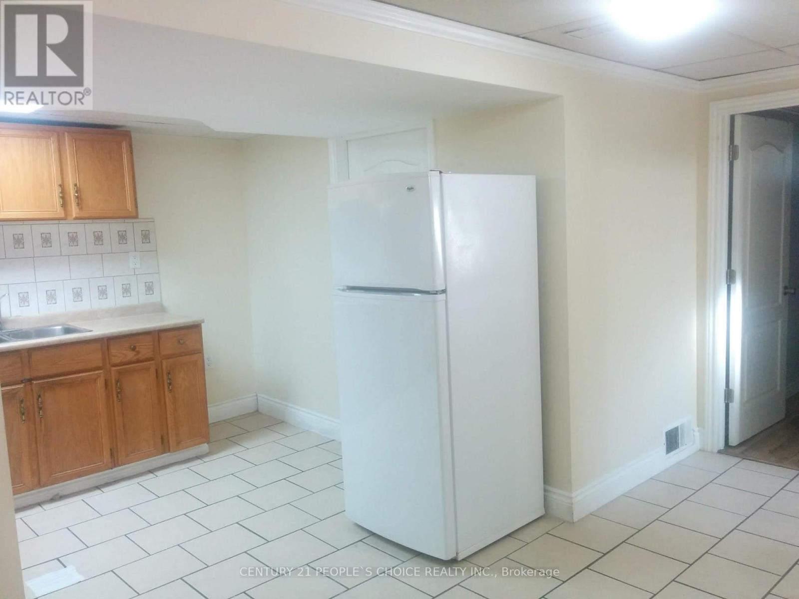 3429 Queenston Drive, Mississauga, Ontario  L5C 2G5 - Photo 3 - W12276757