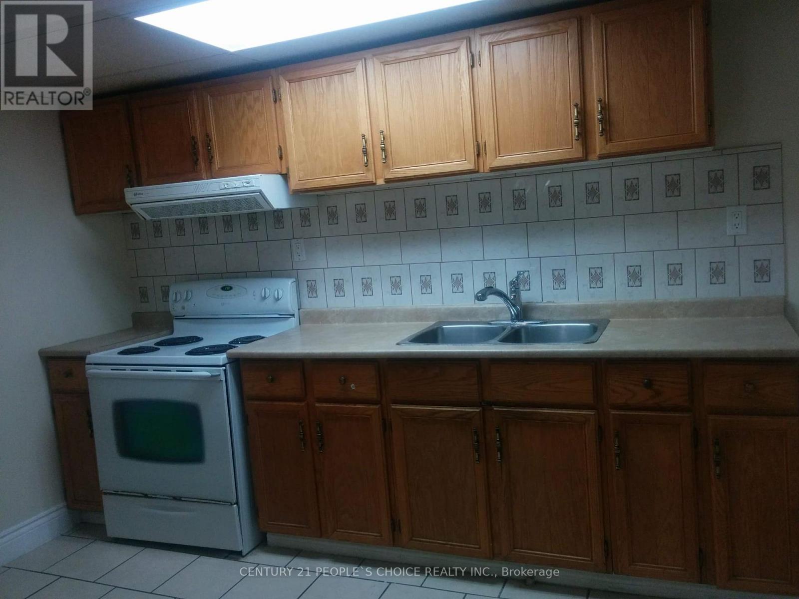 3429 Queenston Drive, Mississauga, Ontario  L5C 2G5 - Photo 5 - W12276757