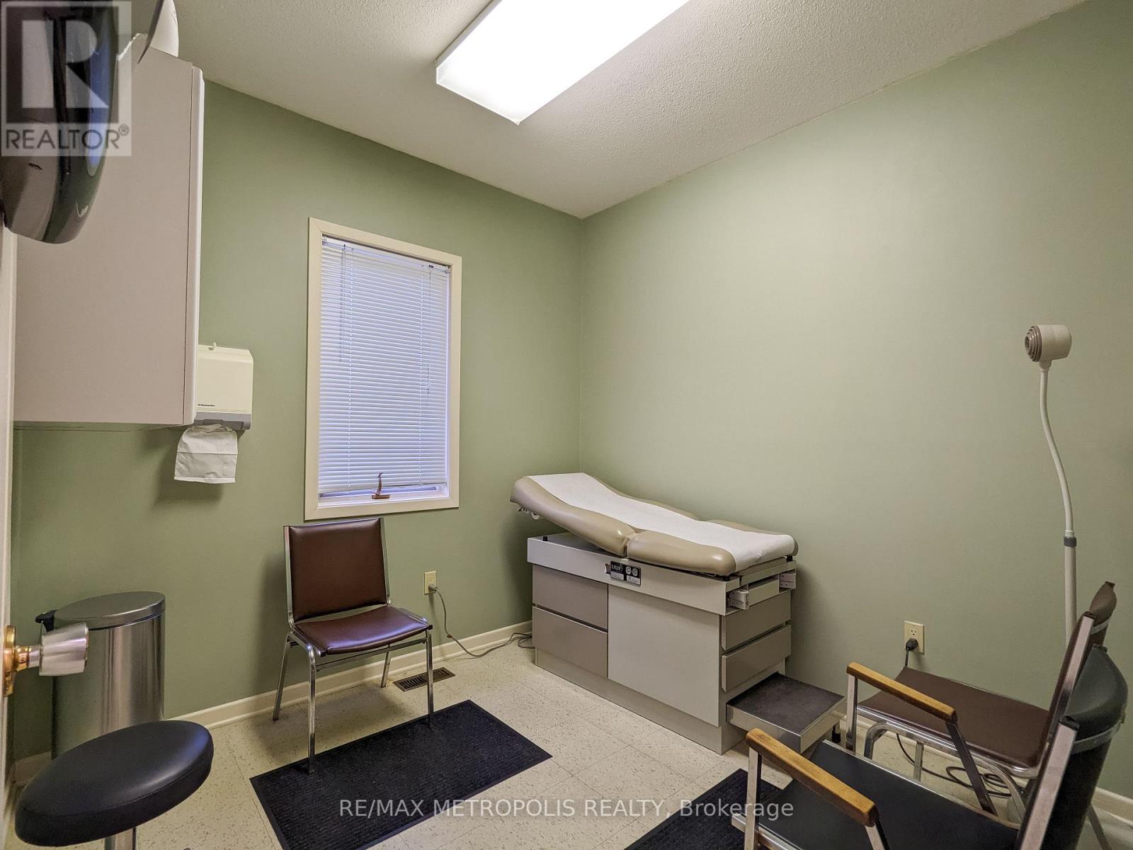 140 Cameron Street, Sarnia, Ontario  N7T 4V8 - Photo 10 - X12276732