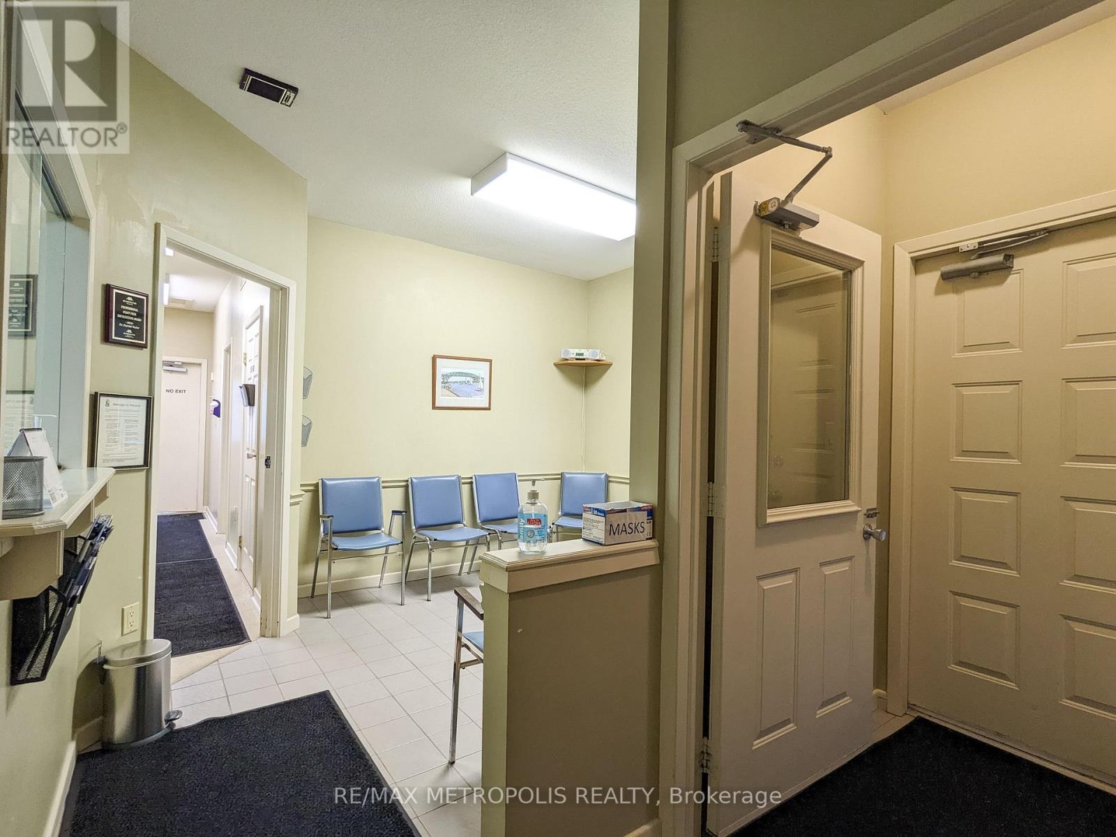 140 Cameron Street, Sarnia, Ontario  N7T 4V8 - Photo 5 - X12276732