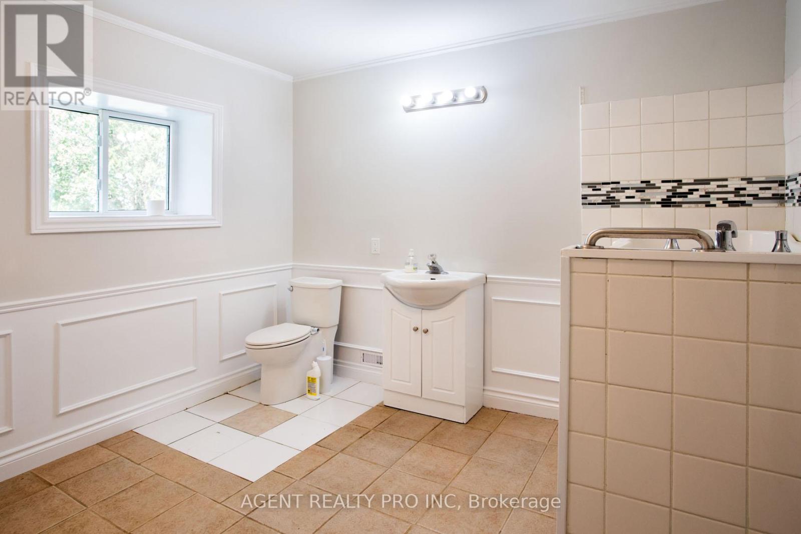 24264 Coldstream Road, Middlesex Centre, Ontario  N0M 2A0 - Photo 18 - X12276945
