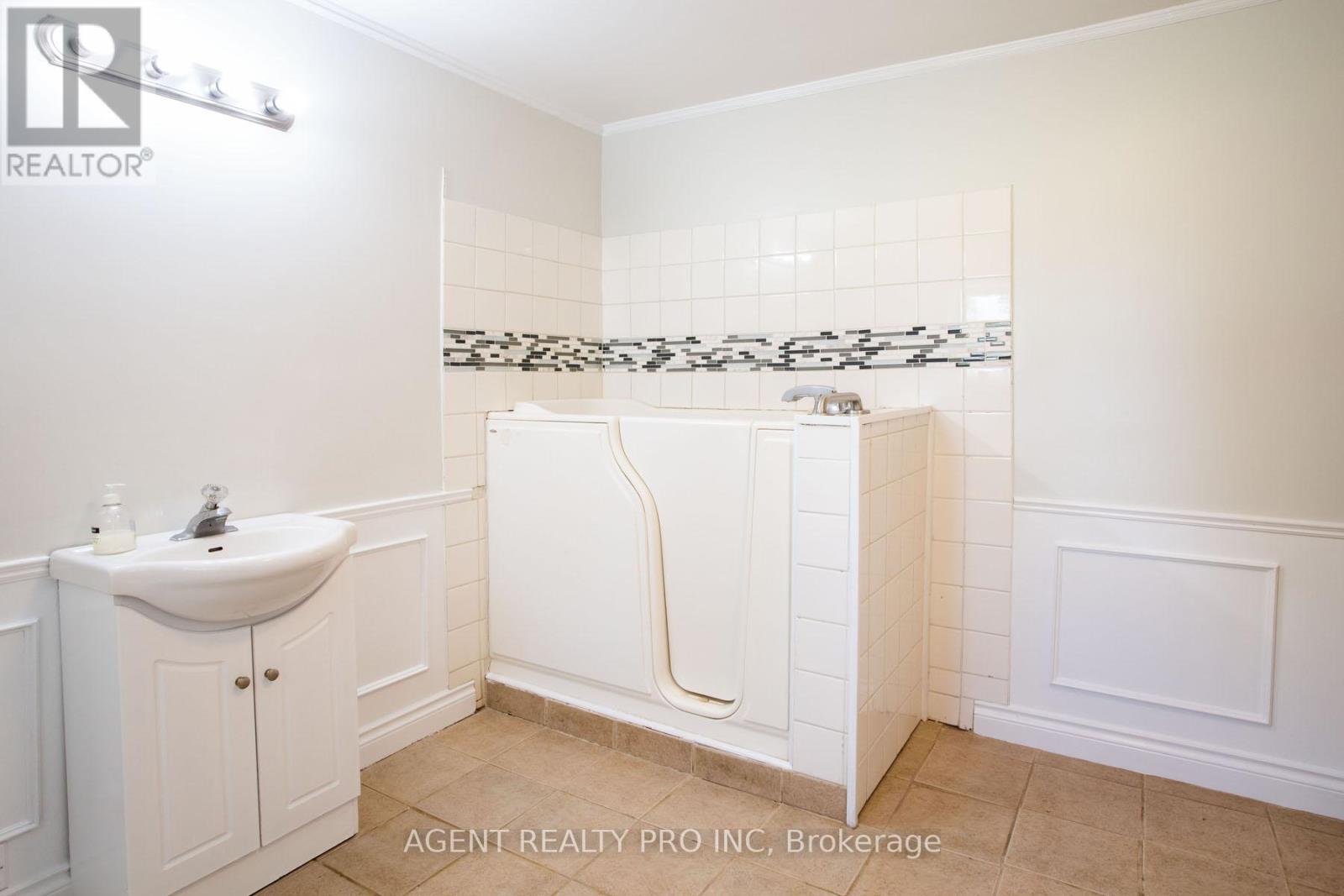 24264 Coldstream Road, Middlesex Centre, Ontario  N0M 2A0 - Photo 19 - X12276945
