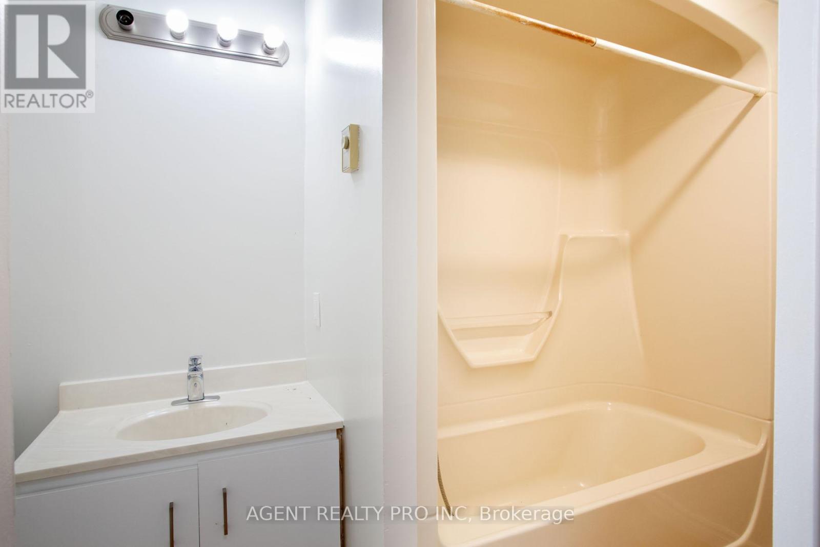 24264 Coldstream Road, Middlesex Centre, Ontario  N0M 2A0 - Photo 39 - X12276945