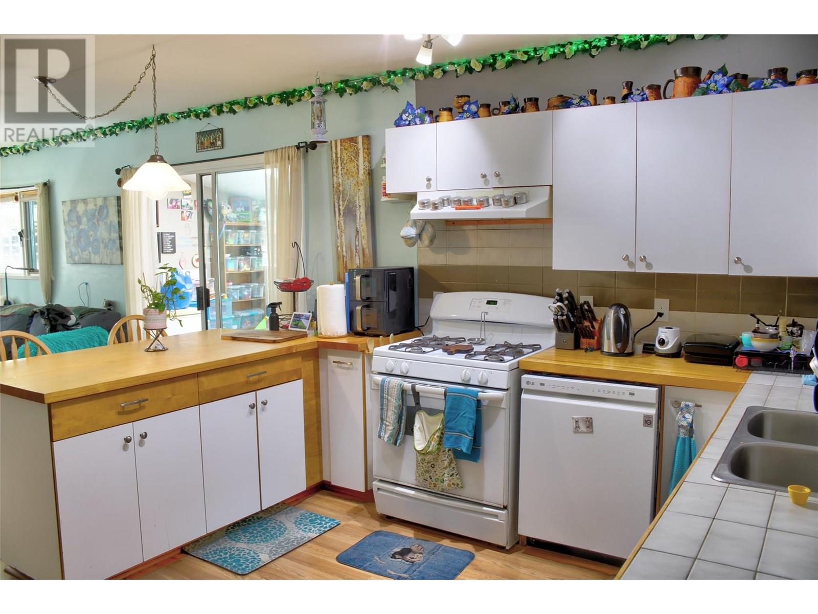 Property at 1134 Thompson Avenue image 3