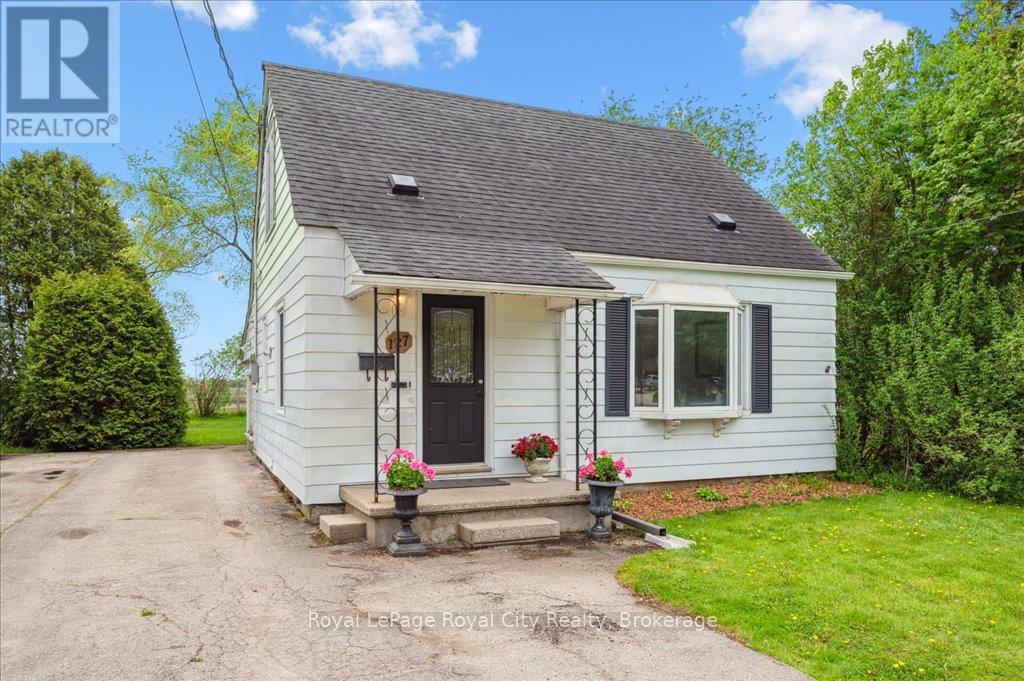 Property at 127 MEMORIAL CRESCENT image 3