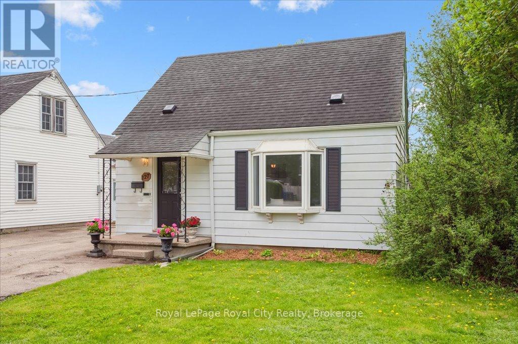 Property at 127 MEMORIAL CRESCENT image 4