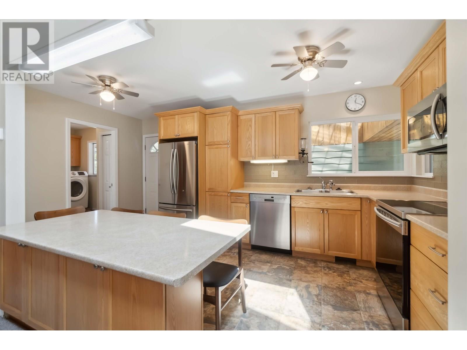 805 Foster Avenue, Coquitlam, British Columbia  V3J 2L8 - Photo 9 - R3025531