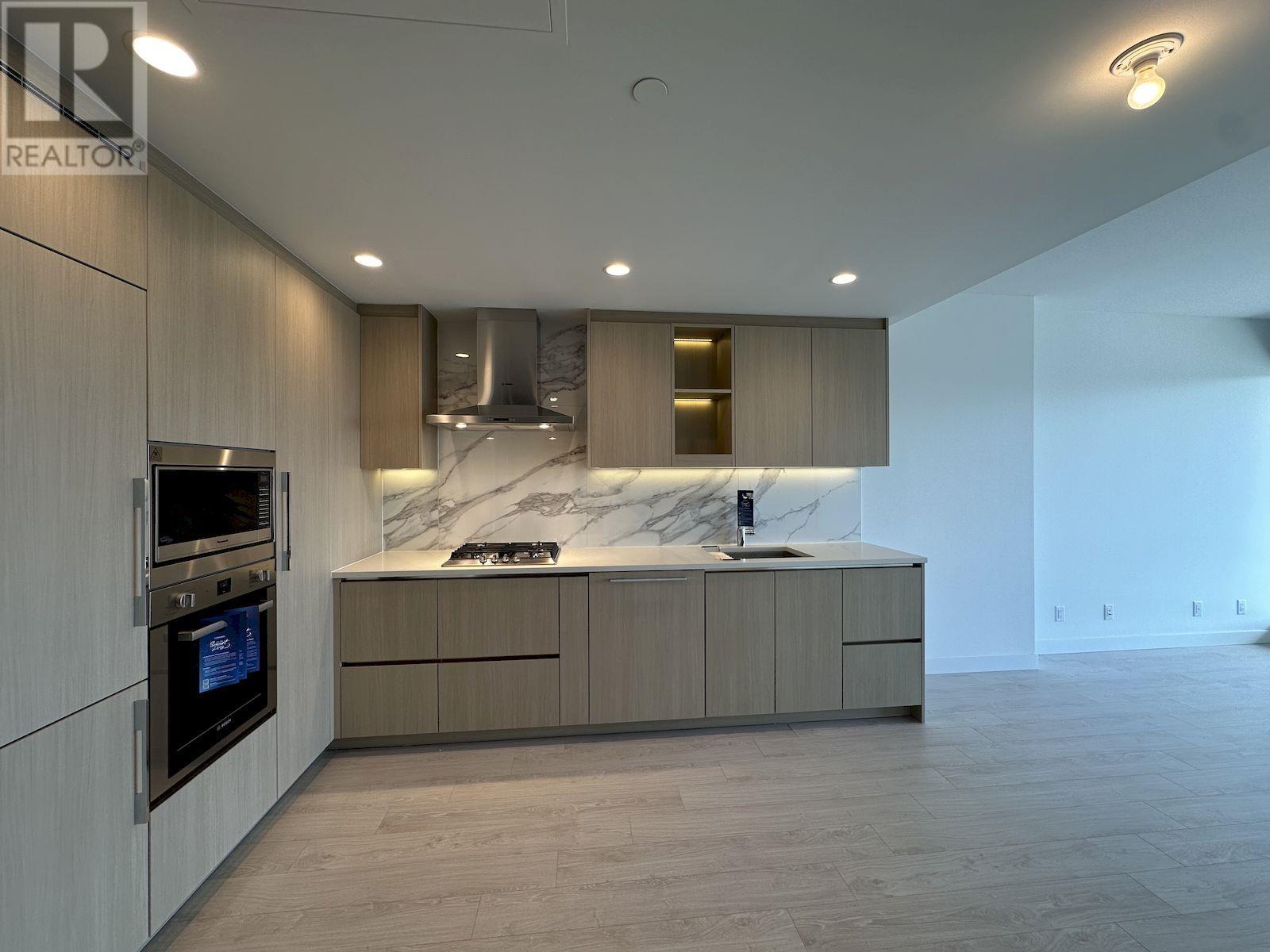 35F 4880 LOUGHEED HIGHWAY, Burnaby, British Columbia