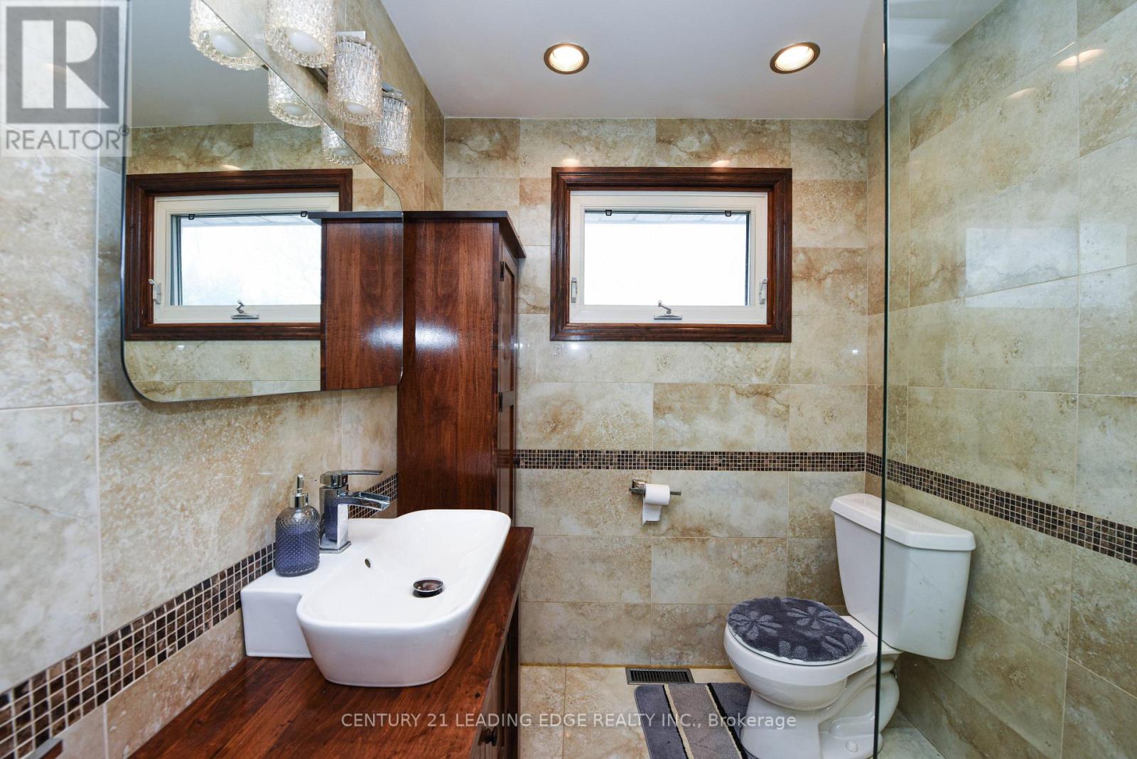 34 Paragon Road, Toronto, Ontario  M9R 1J8 - Photo 12 - W12276958