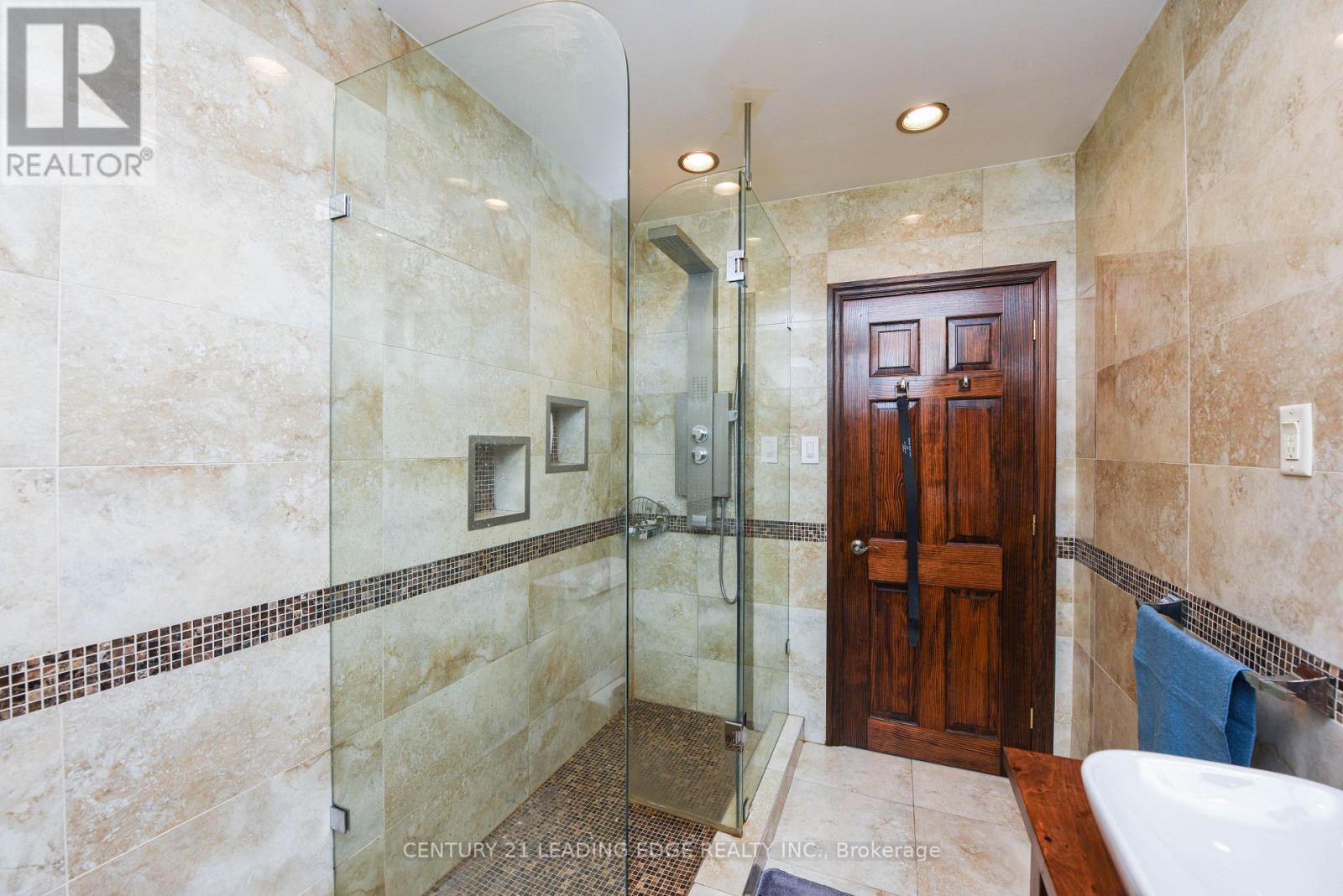 34 Paragon Road, Toronto, Ontario  M9R 1J8 - Photo 13 - W12276958