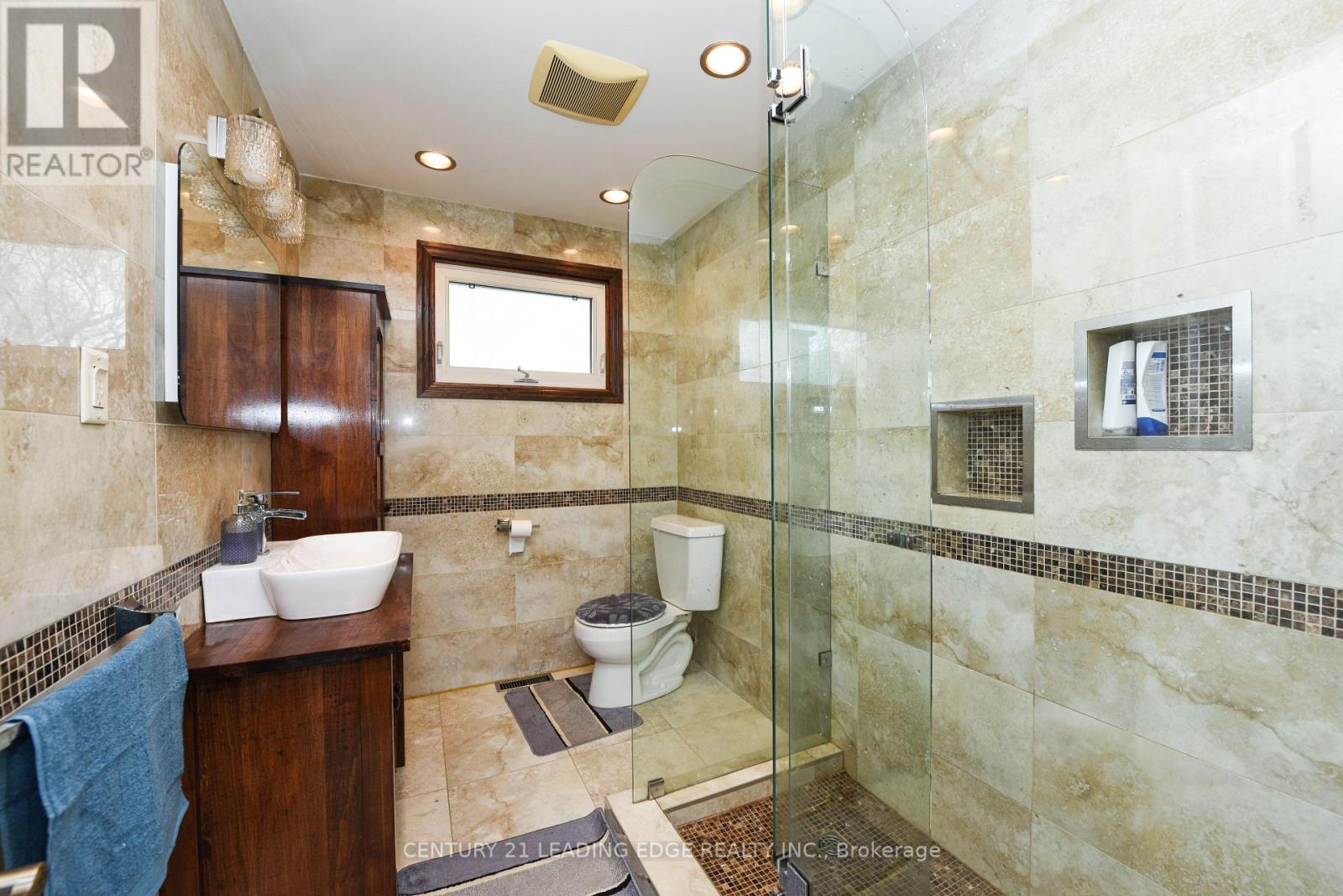 34 Paragon Road, Toronto, Ontario  M9R 1J8 - Photo 14 - W12276958