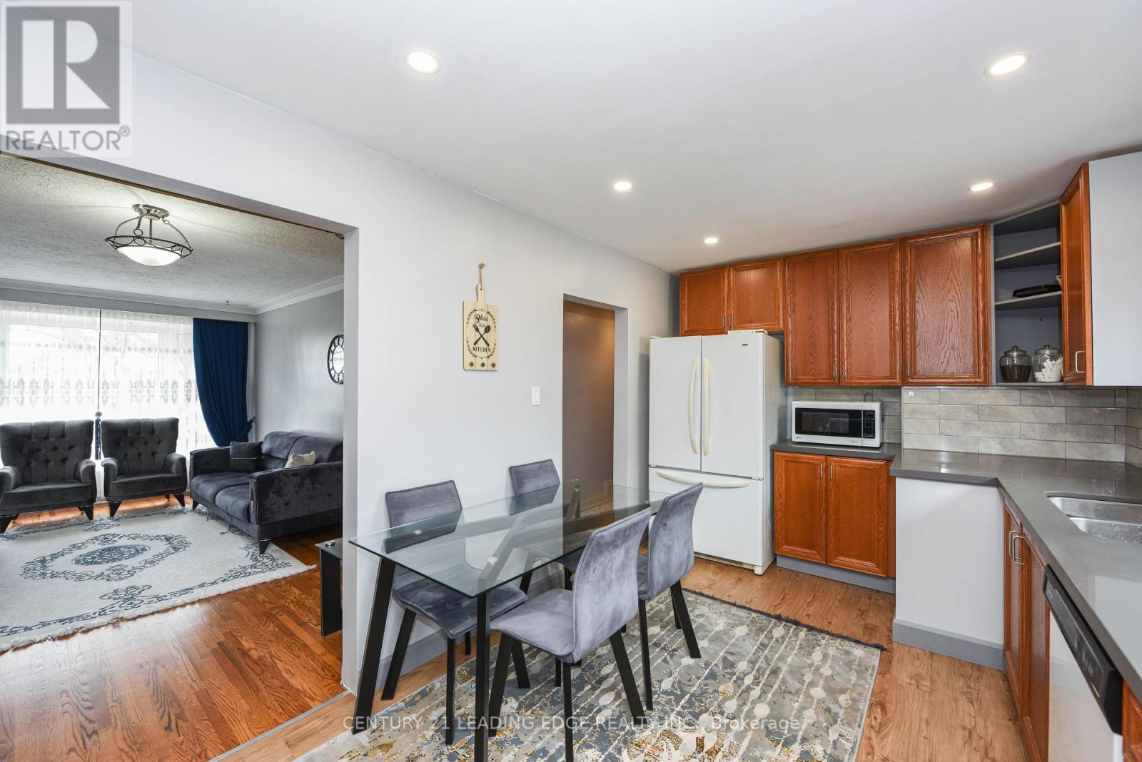 34 Paragon Road, Toronto, Ontario  M9R 1J8 - Photo 6 - W12276958