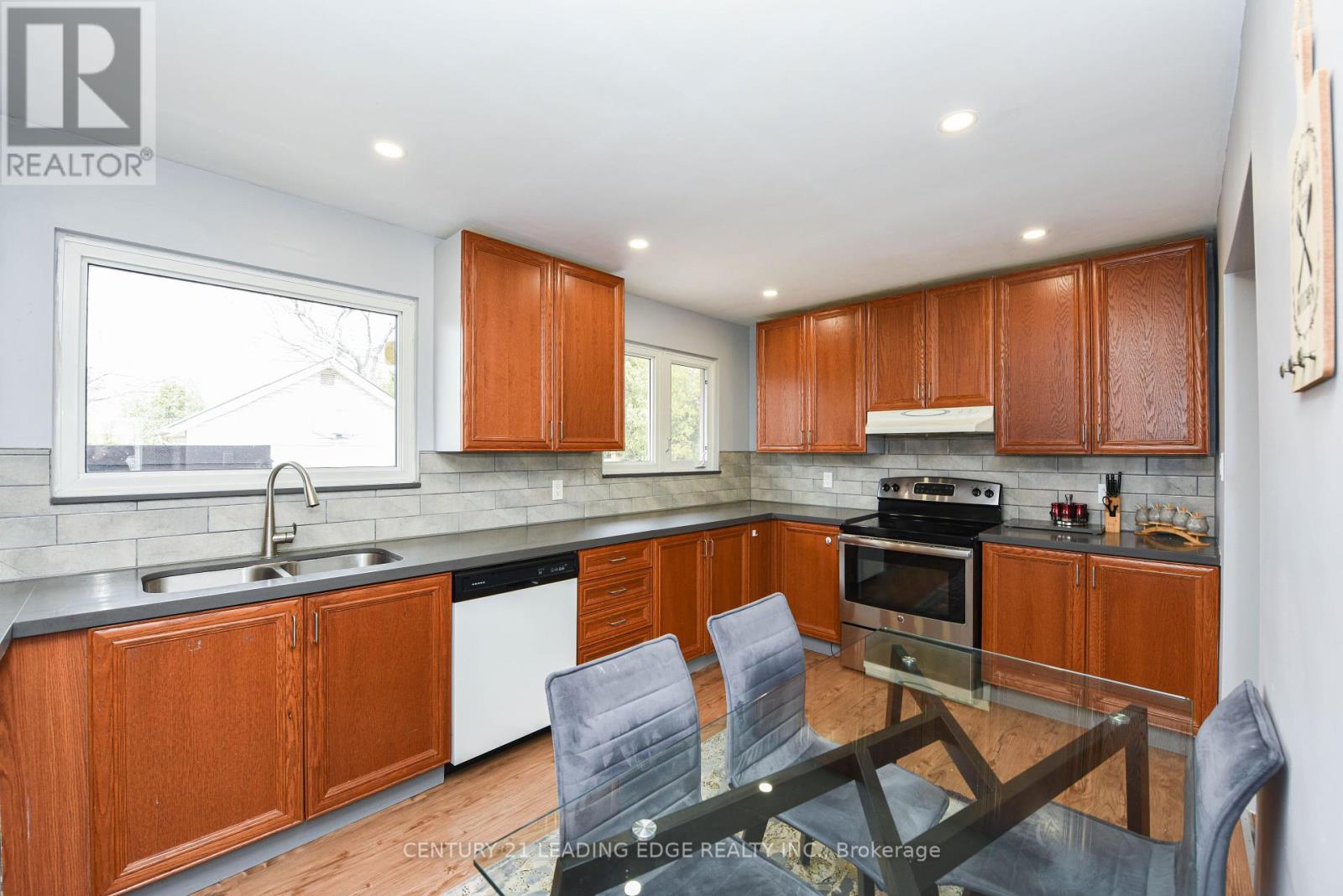 34 Paragon Road, Toronto, Ontario  M9R 1J8 - Photo 7 - W12276958