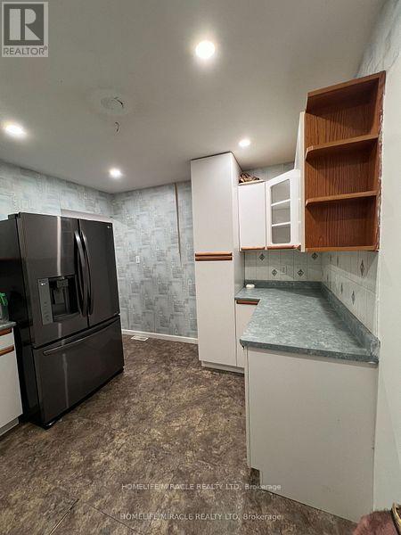 93 Greenbriar Road, Brampton, Ontario  L6S 2A4 - Photo 7 - W12277156