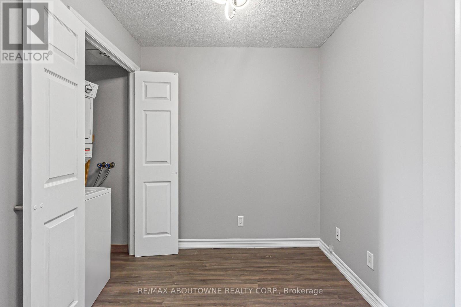 401 - 310 Burnhamthorpe Road W, Mississauga, Ontario  L5B 4P9 - Photo 6 - W12277306