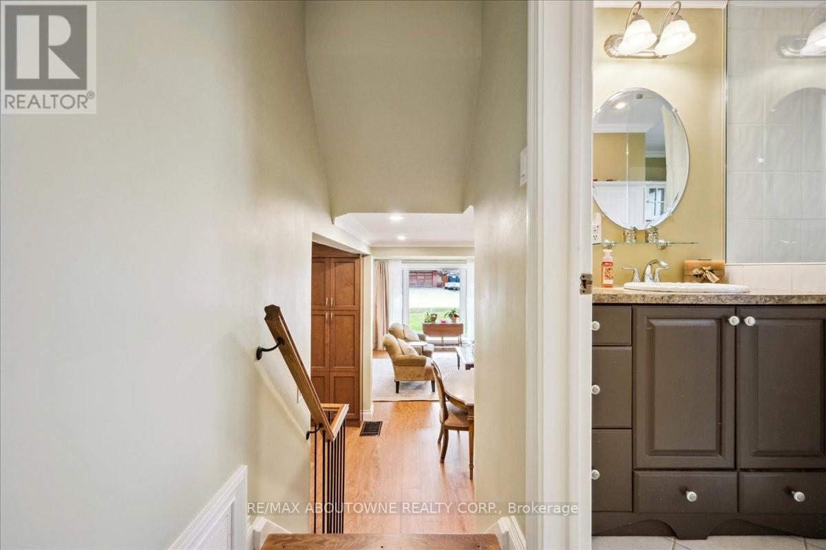 2033 Saxon Road, Oakville (Wo West), Ontario  L6L 2V1 - Photo 30 - W12277392