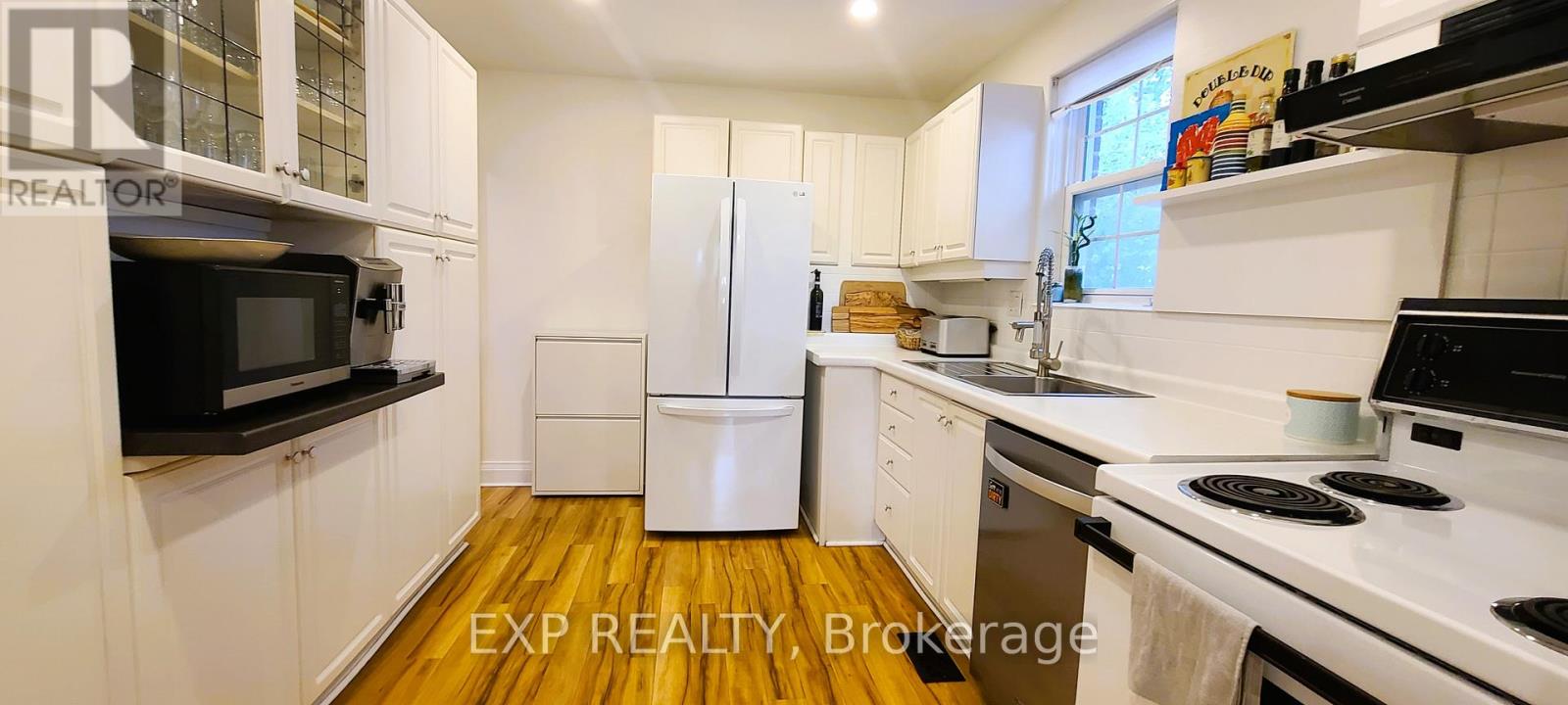 25 Mcclinchy Avenue, Toronto, Ontario  M8X 2H9 - Photo 5 - W12277464