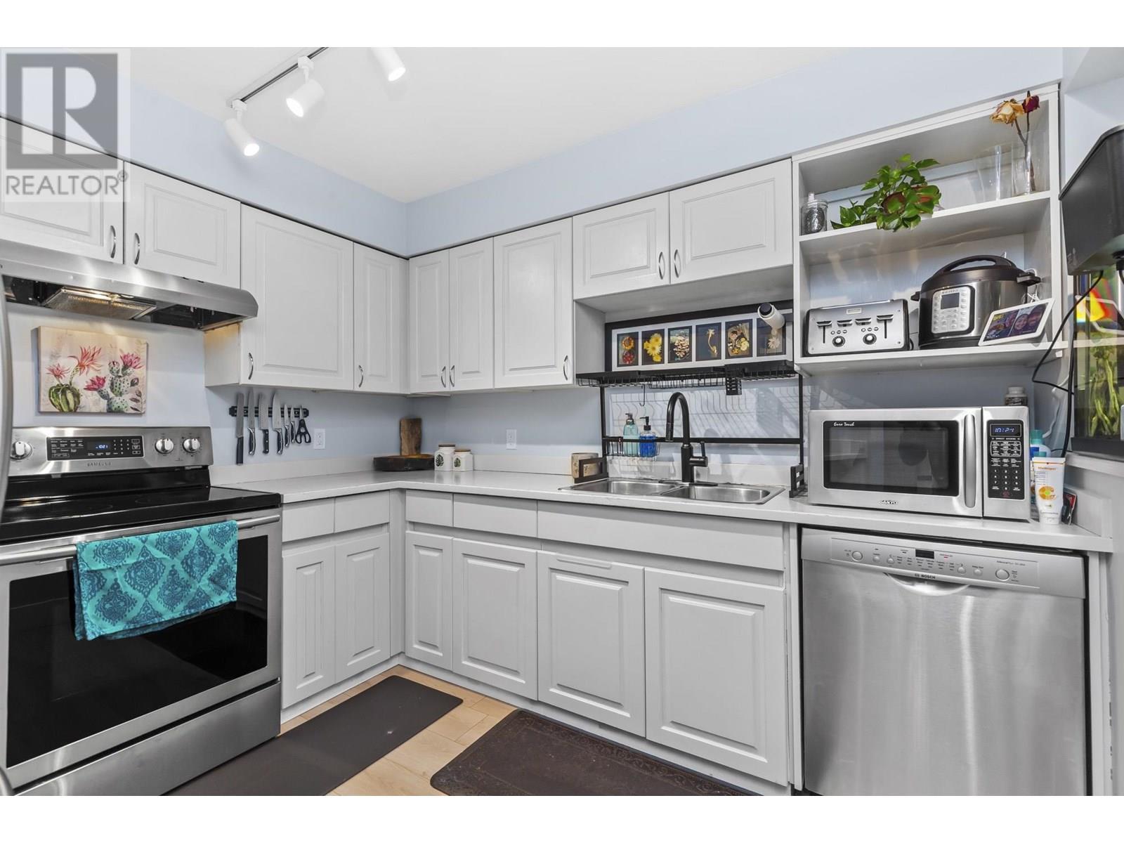 Property at 106 1955 SUFFOLK AVENUE image 4
