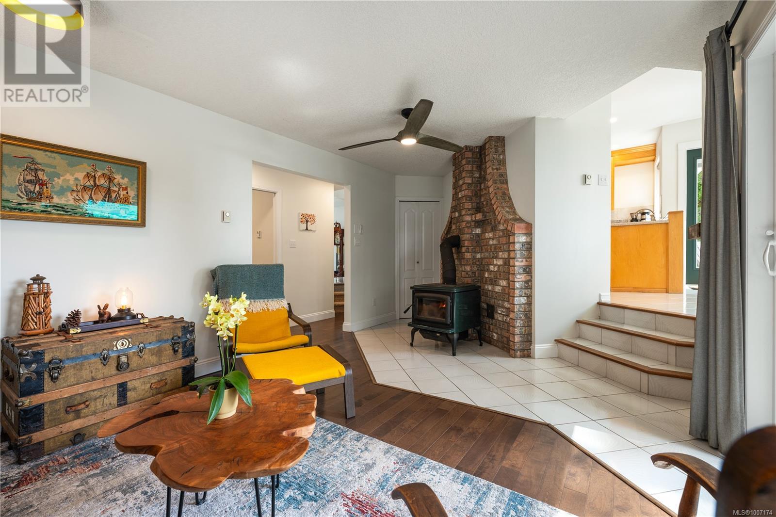 Property at 1247 Selkirk Dr image 2