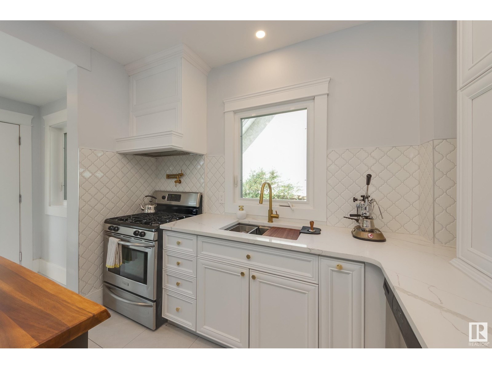 Property at 11118 65 ST NW image 1