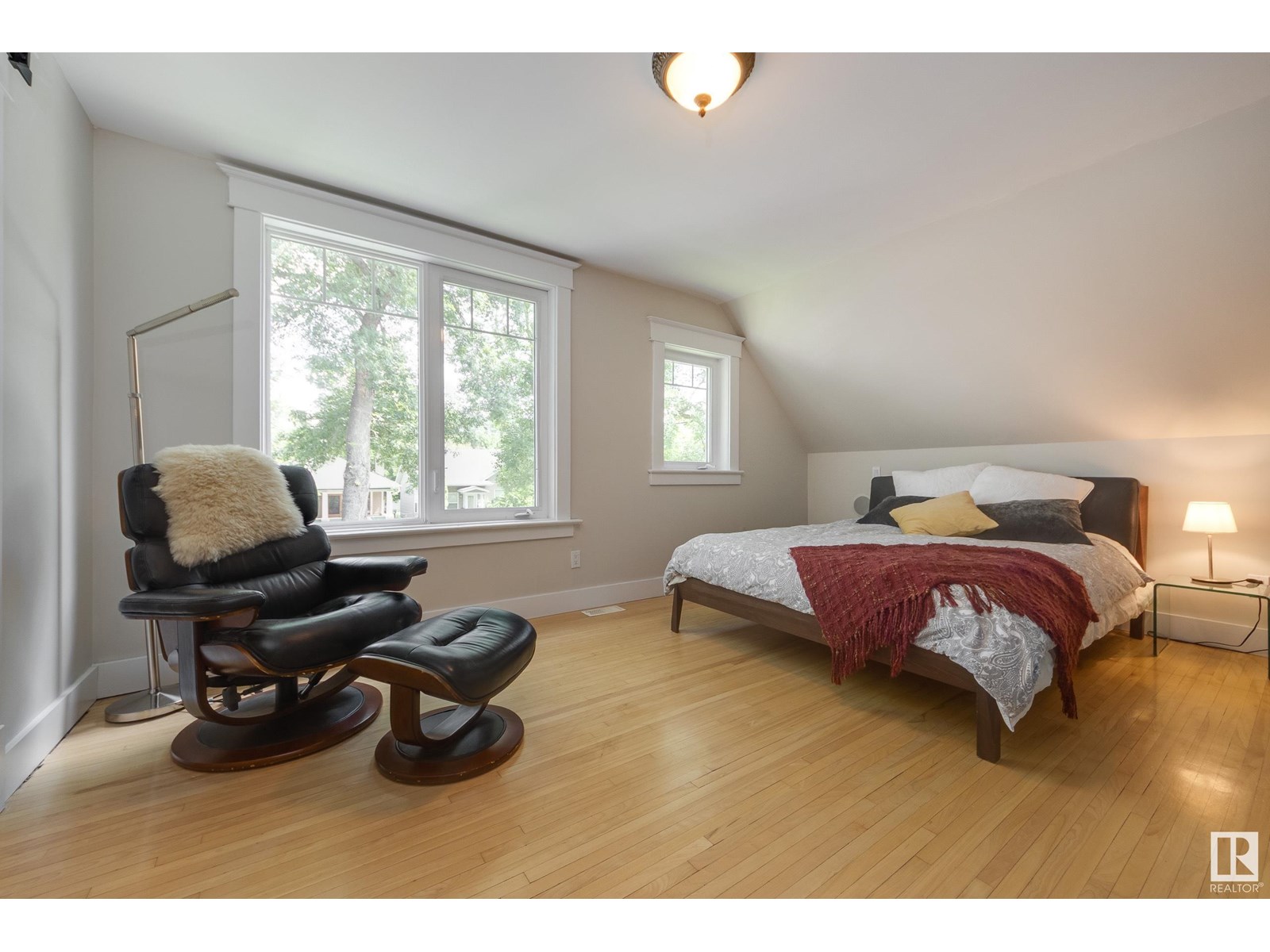 Property at 11118 65 ST NW image 4
