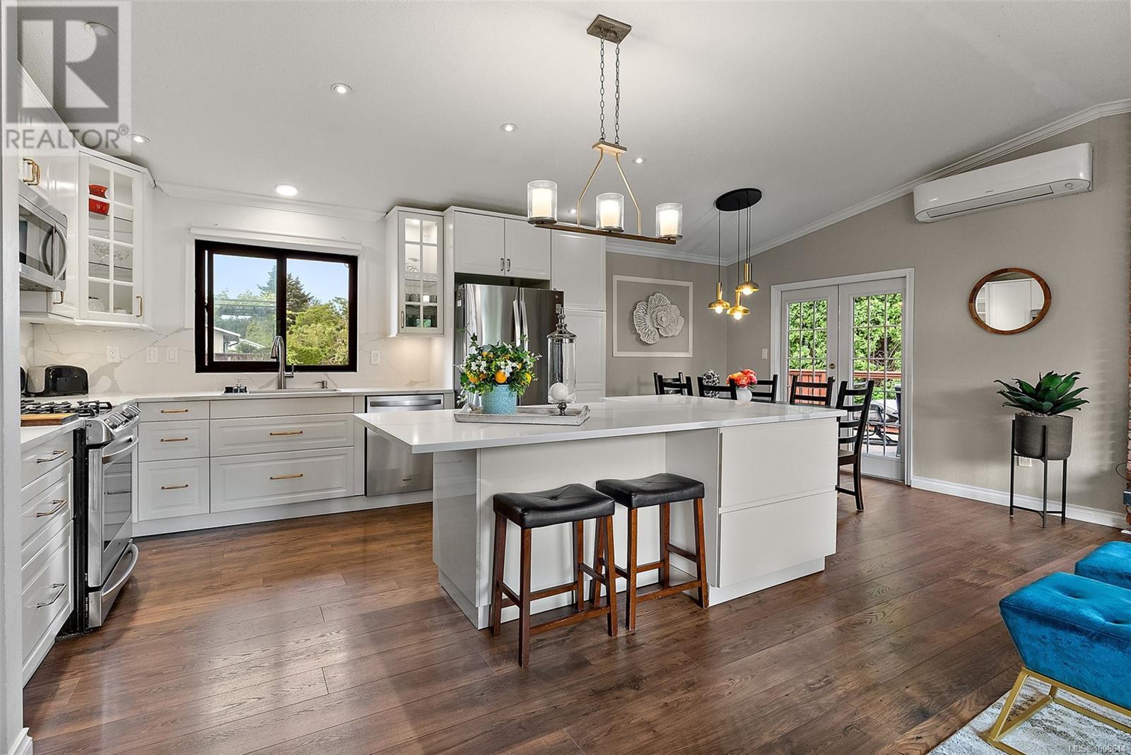 Property at 4416 Columbia Dr image 3