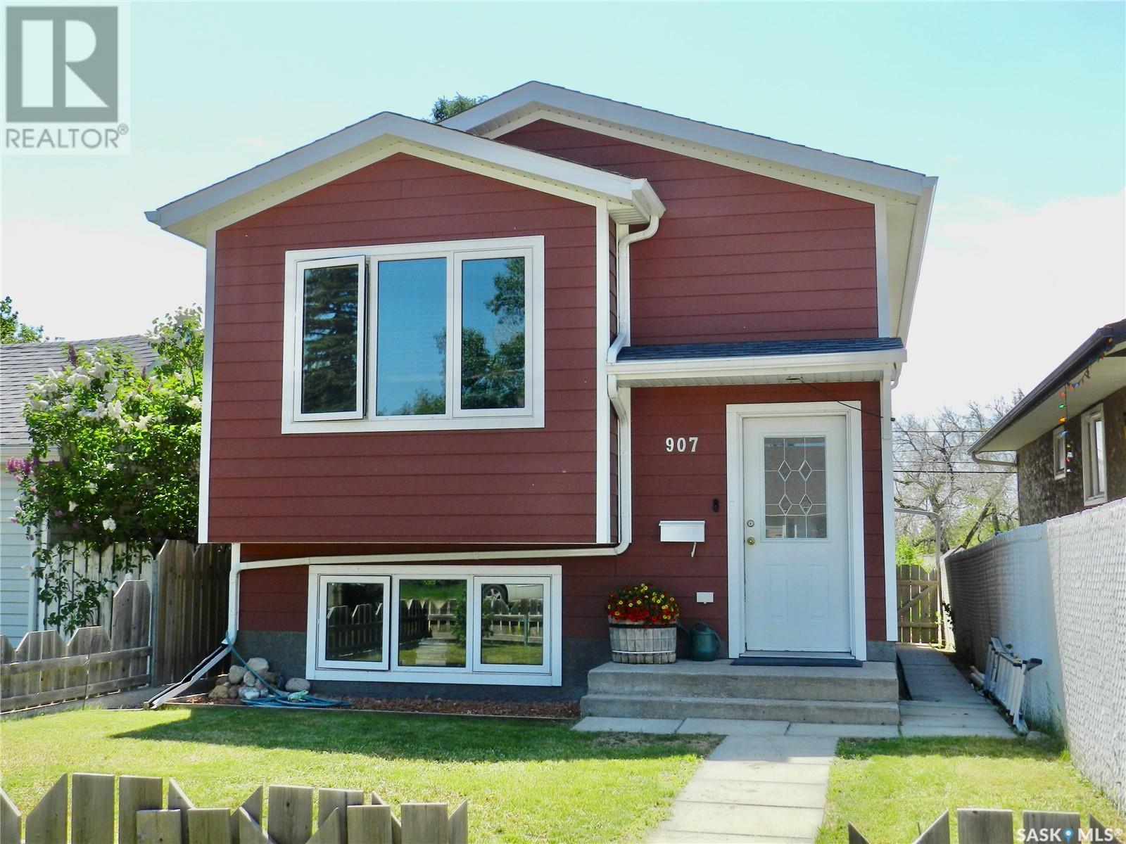 Property at 907 Ominica STREET E image 1