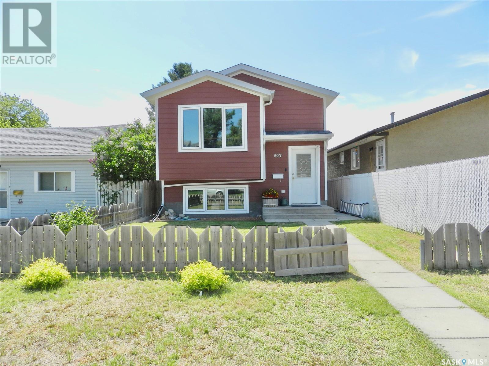 Property at 907 Ominica STREET E image 3