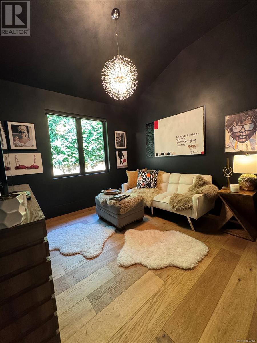 Property at 2473 Plumer St image 3