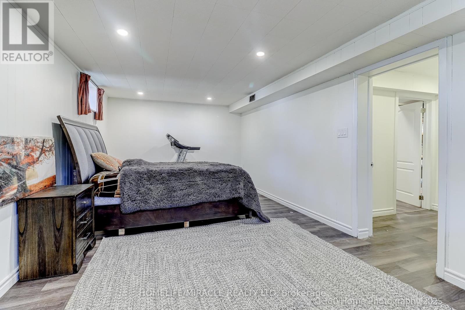568 Weir Avenue, Oakville, Ontario  L6L 4X4 - Photo 17 - W12275481