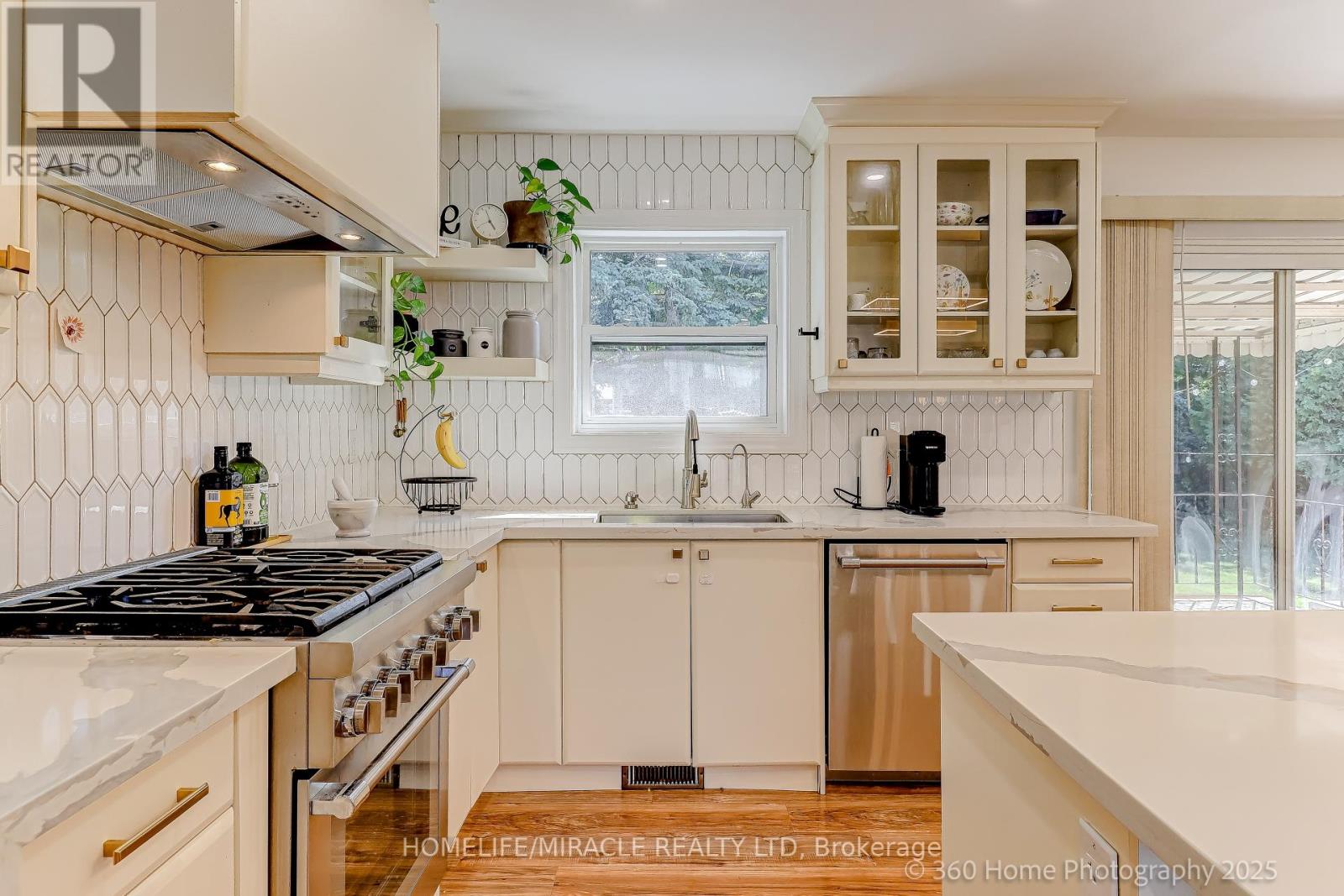 568 Weir Avenue, Oakville, Ontario  L6L 4X4 - Photo 7 - W12275481