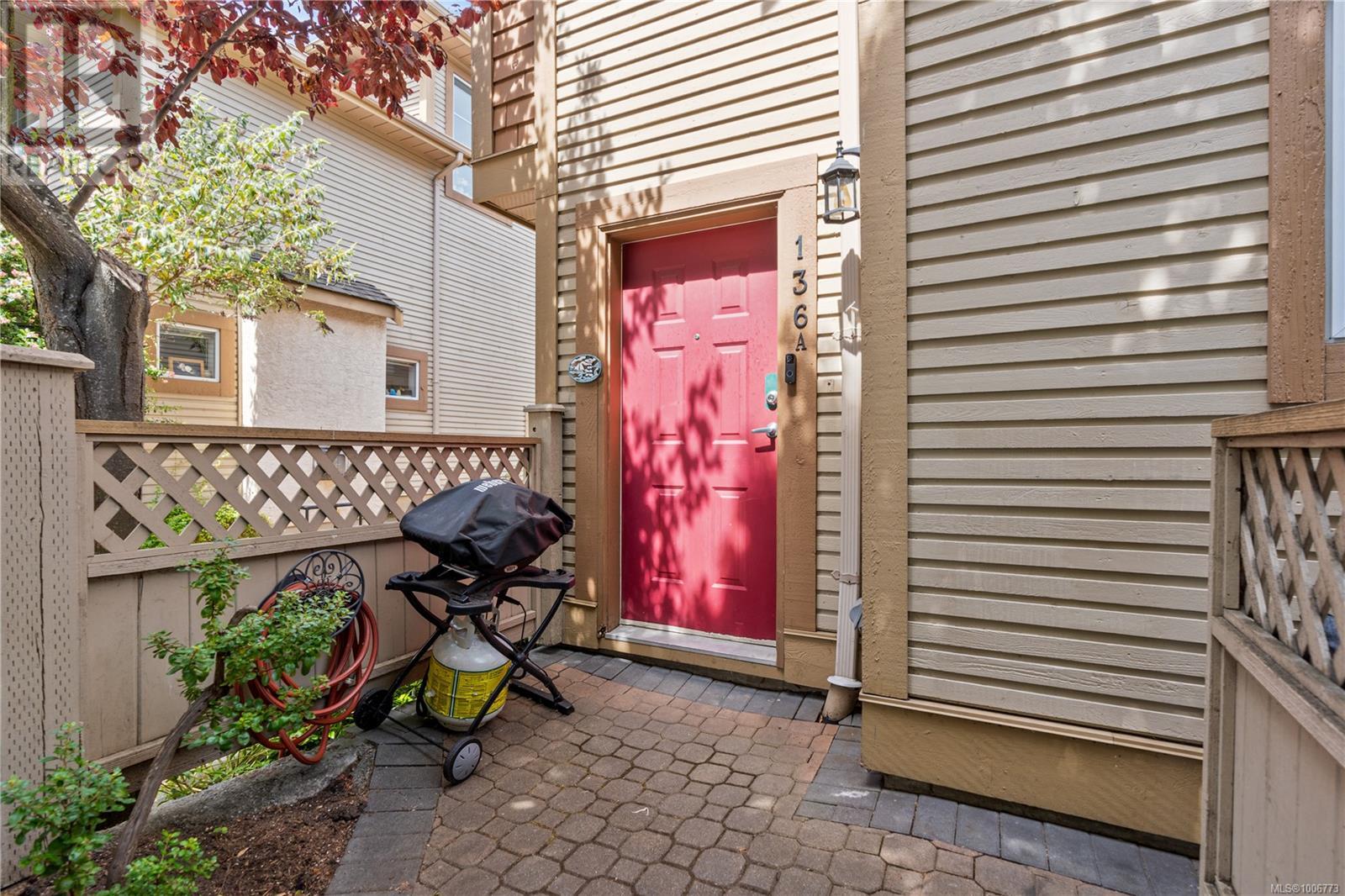 Property at A 136 Superior St image 3