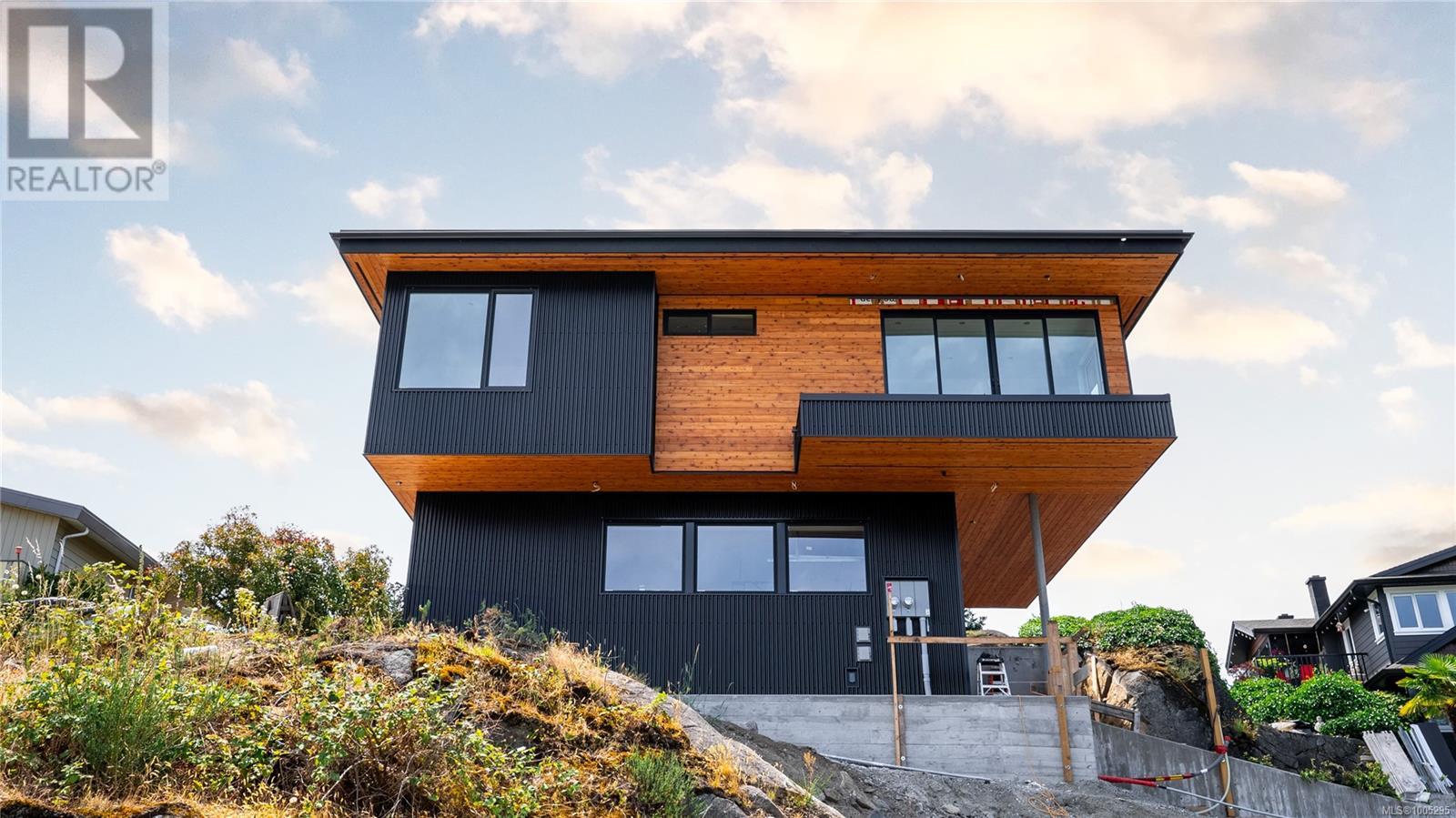 Property at 3700 Kootenay Pl image 2