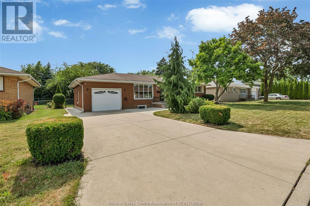 Property at 2435 McKay AVENUE image 3