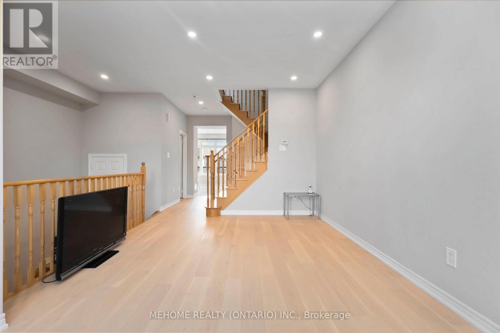 Property at 229 DUNDAS WAY image 4