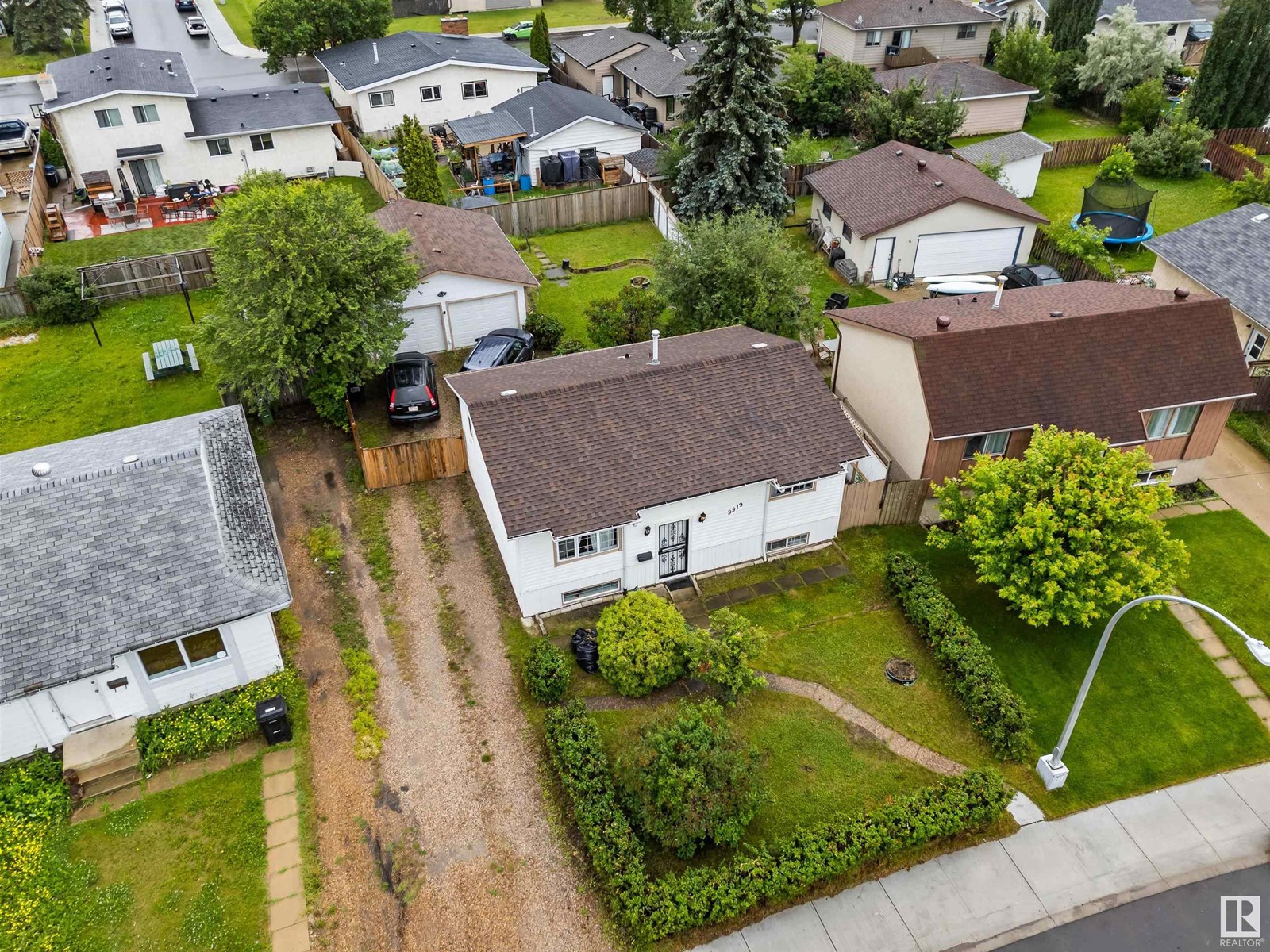 Property at 9919 170 AV NW image 4
