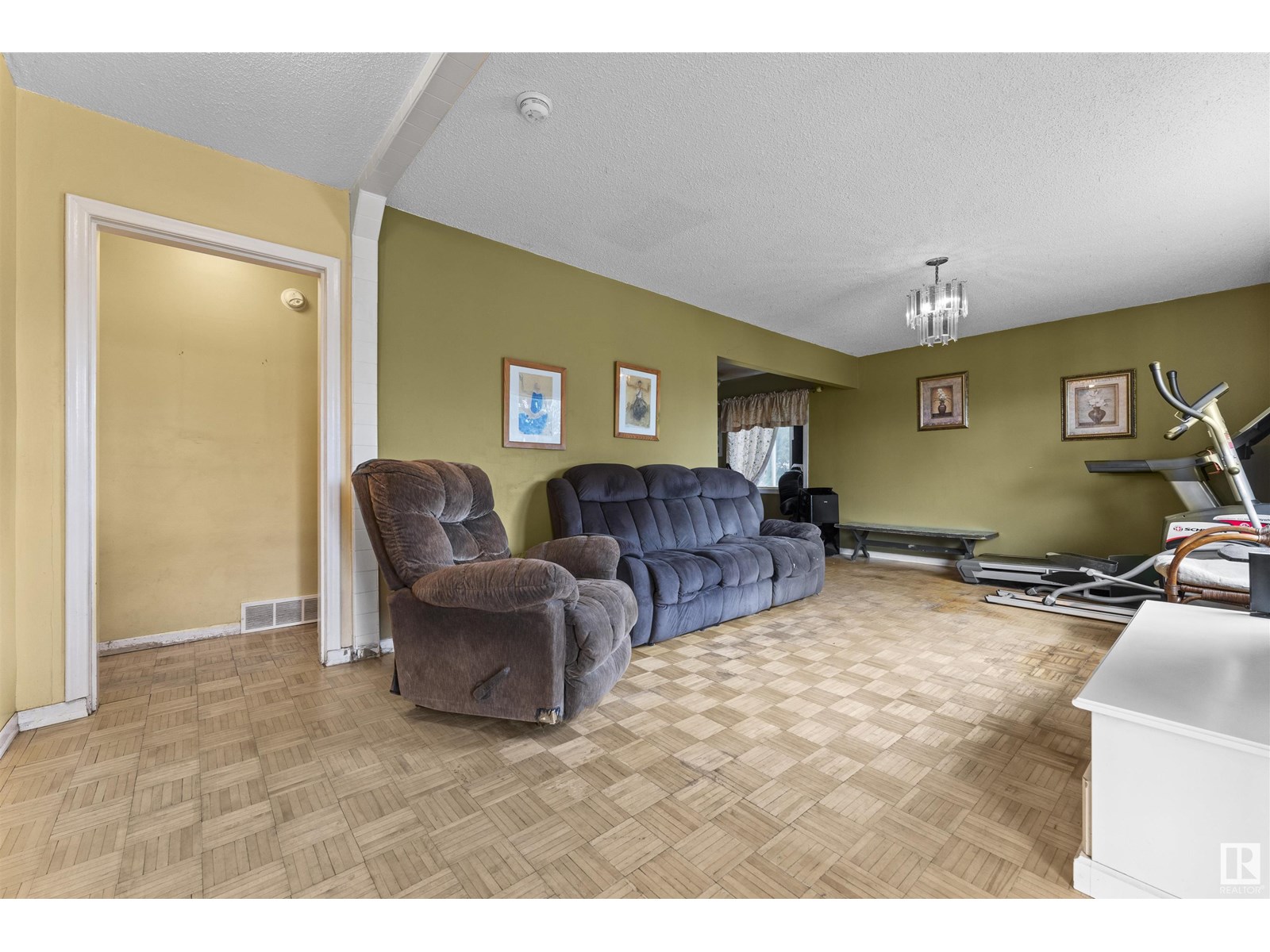 Property at 9041 151 ST NW image 3