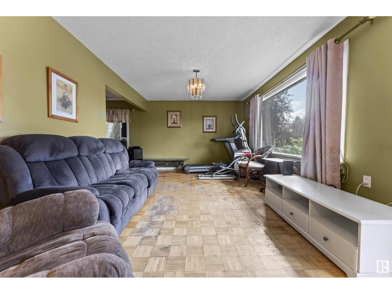 Property at 9041 151 ST NW image 4