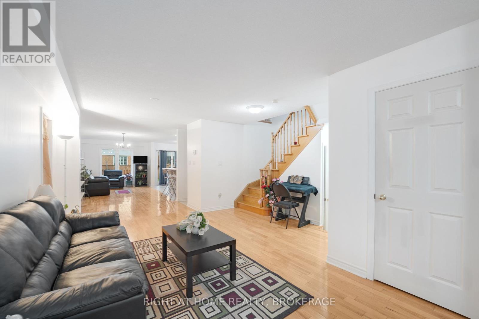 Property at 1528 AVONMORE SQUARE N image 5