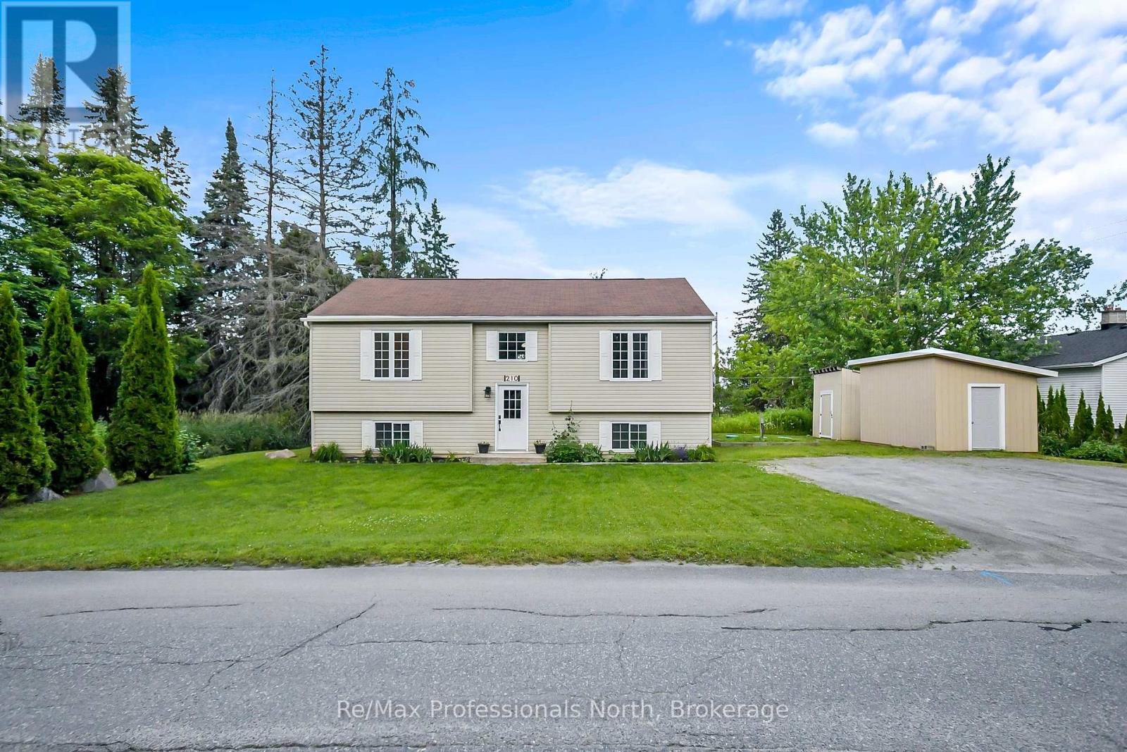 210 Mcpherson Street, Gravenhurst (Muskoka (S)), Ontario  P1P 1R2 - Photo 2 - X12278226