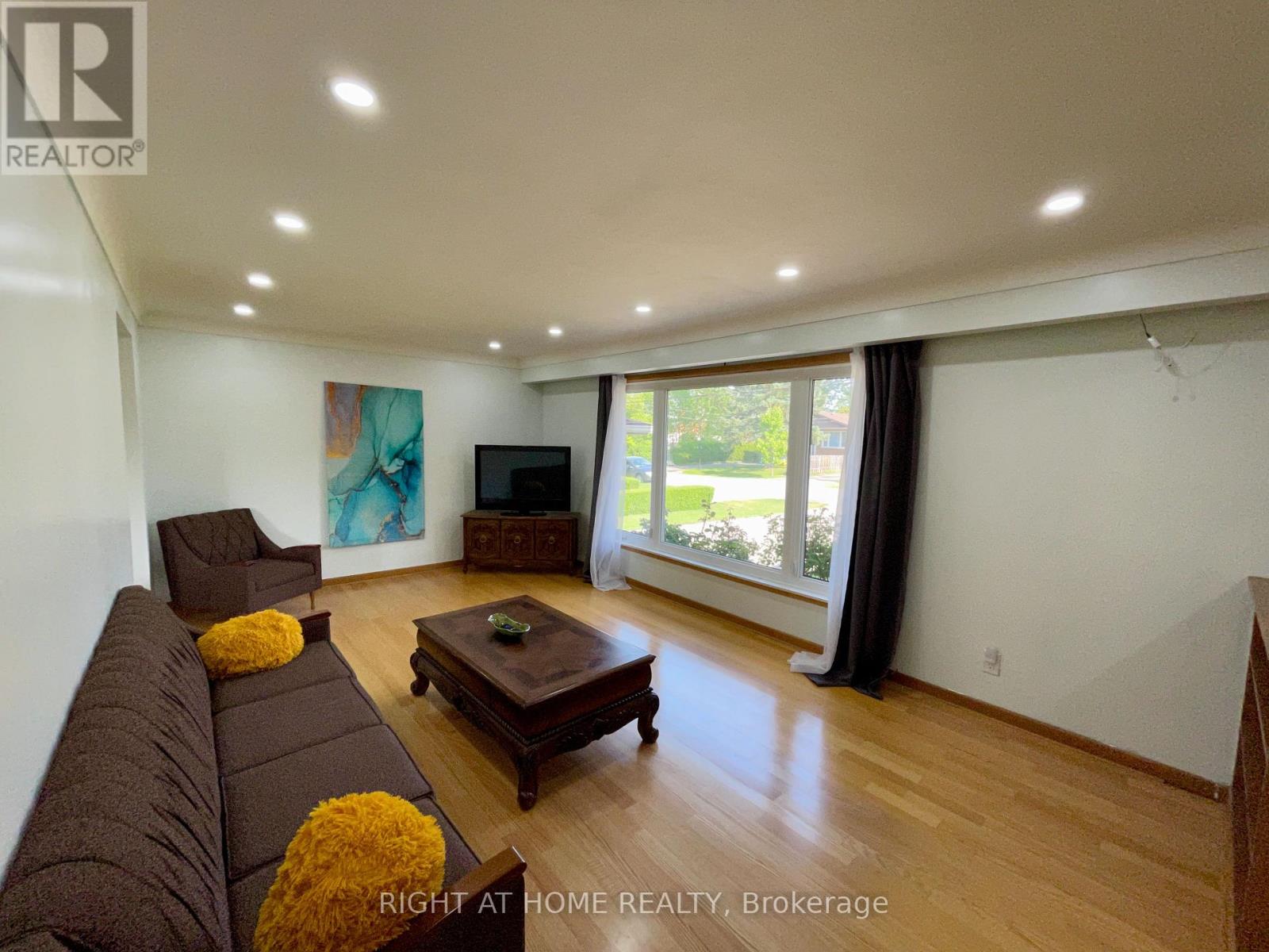 4 Valley Road, St. Catharines, Ontario  L2S 1Y6 - Photo 4 - X12278169