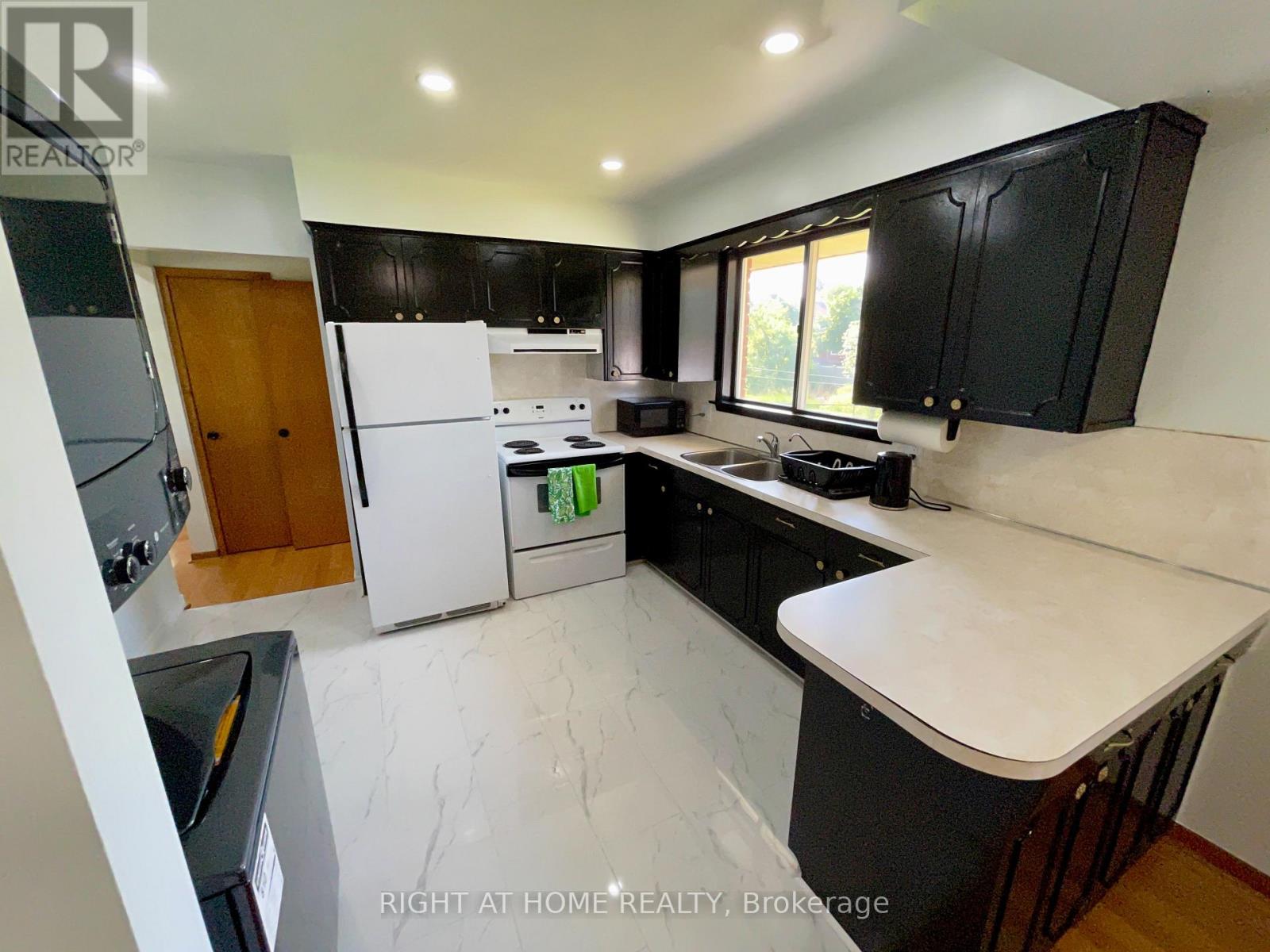 4 Valley Road, St. Catharines, Ontario  L2S 1Y6 - Photo 6 - X12278169