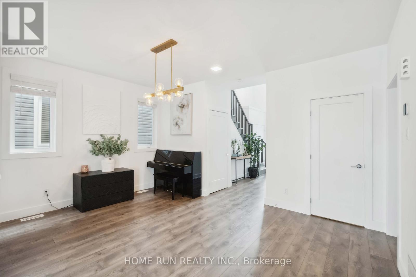 Property at 334 HALIBURTON HEIGHTS image 4