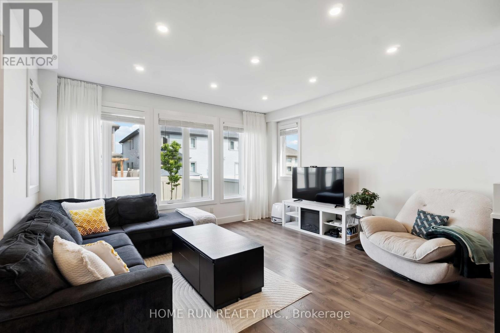 Property at 334 HALIBURTON HEIGHTS image 5