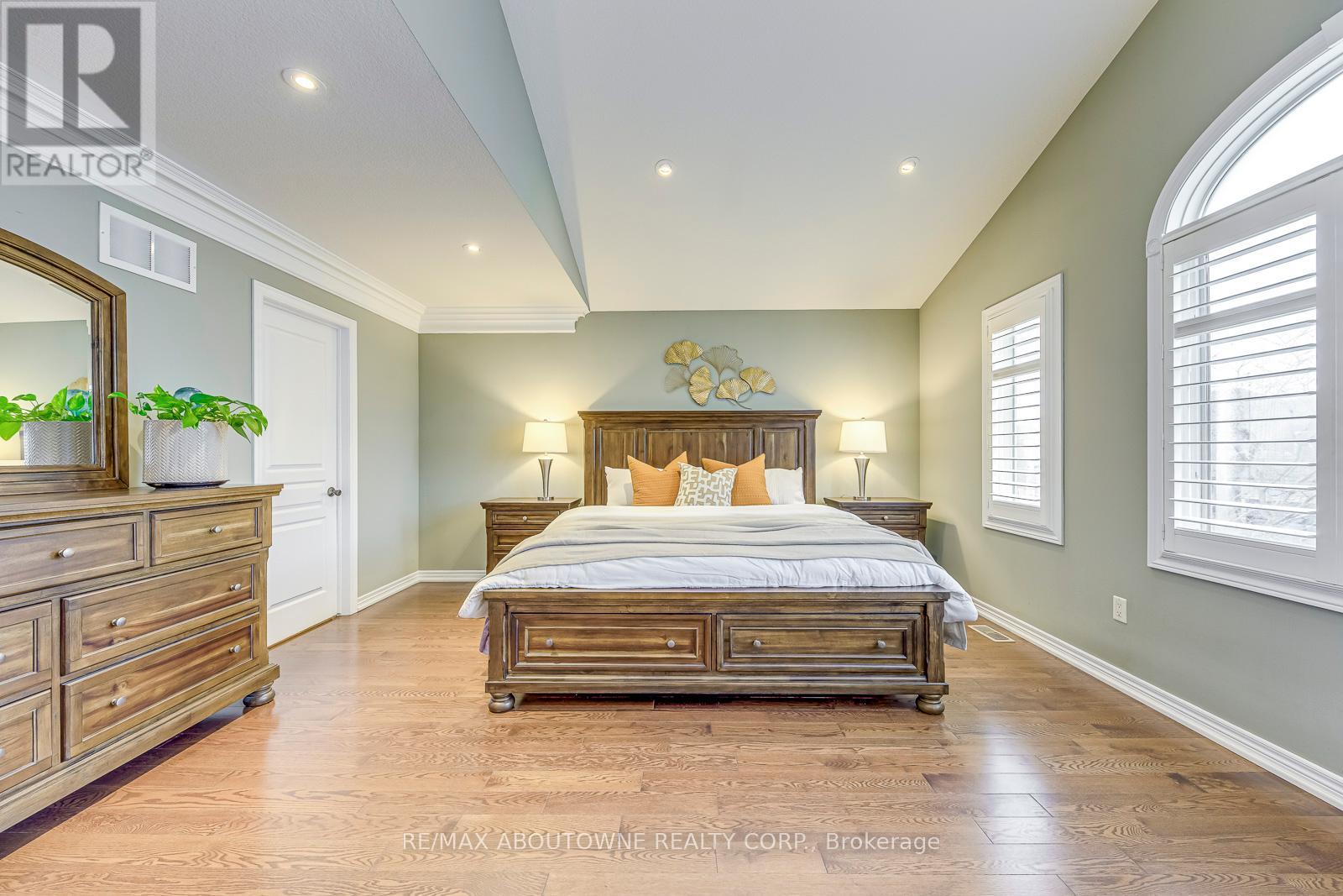 2353 Kwinter Road, Oakville, Ontario  L6M 0H3 - Photo 24 - W12278247