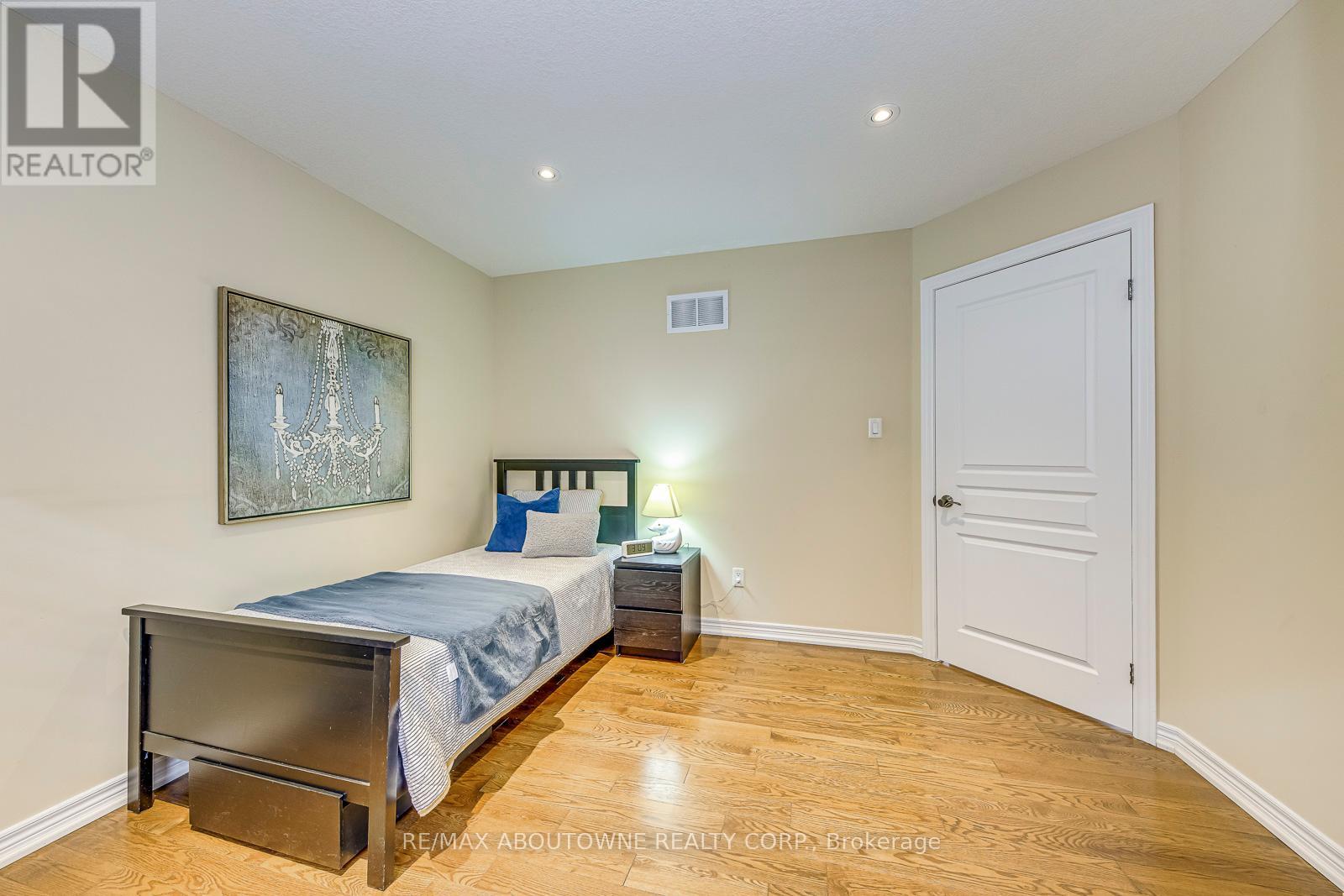 2353 Kwinter Road, Oakville, Ontario  L6M 0H3 - Photo 30 - W12278247