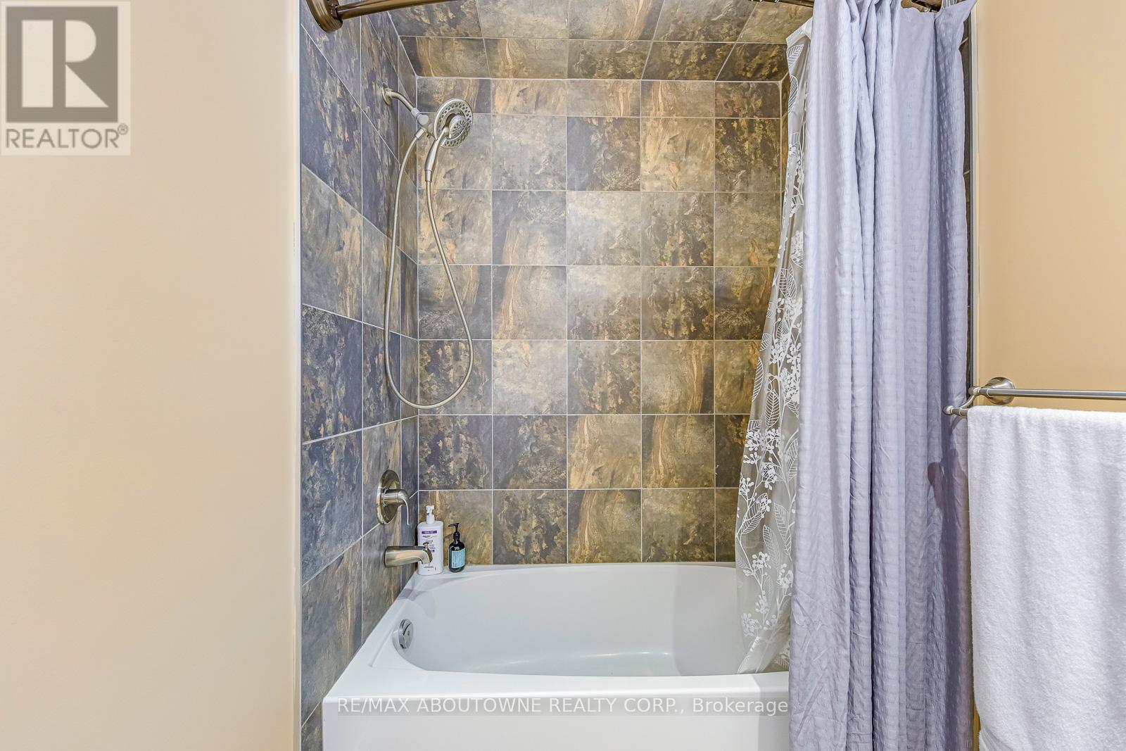 2353 Kwinter Road, Oakville, Ontario  L6M 0H3 - Photo 34 - W12278247