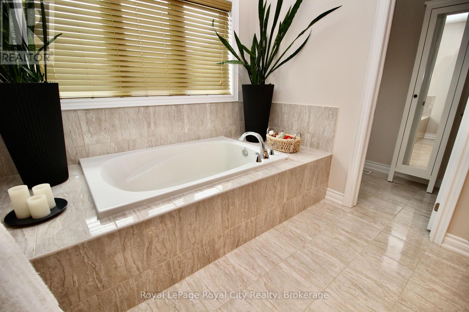 39 Dalmeny Drive, Brampton, Ontario  L6X 2Y4 - Photo 24 - W12278313