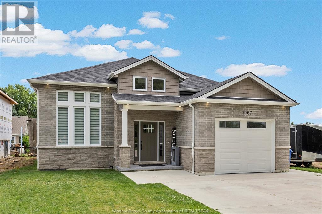 MLS# 25017611: 1067 MAPLE AVENUE, Kingsville, Canada