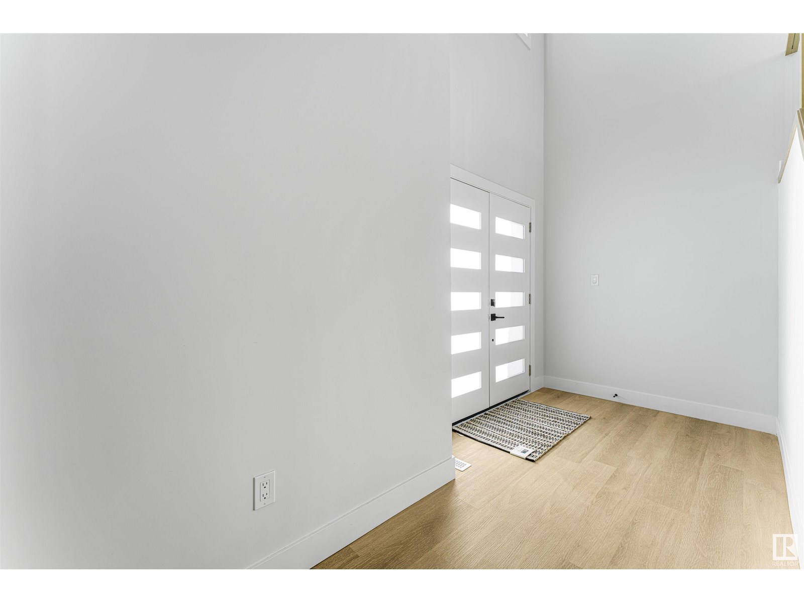 Property at 3930 41 AV image 4